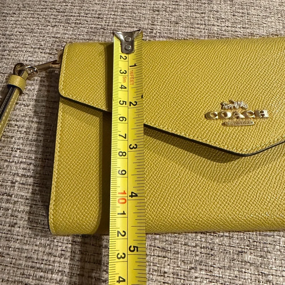 Coach Chartreuse Pebbled Leather Envelope Wristlet Wallet Gold Hardware BNNU